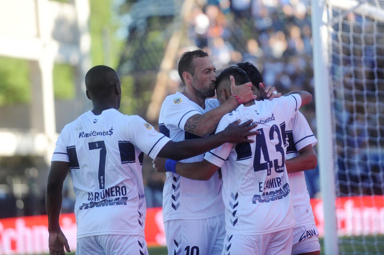 Gimnasia festejó en La Plata y ayudó a River.
