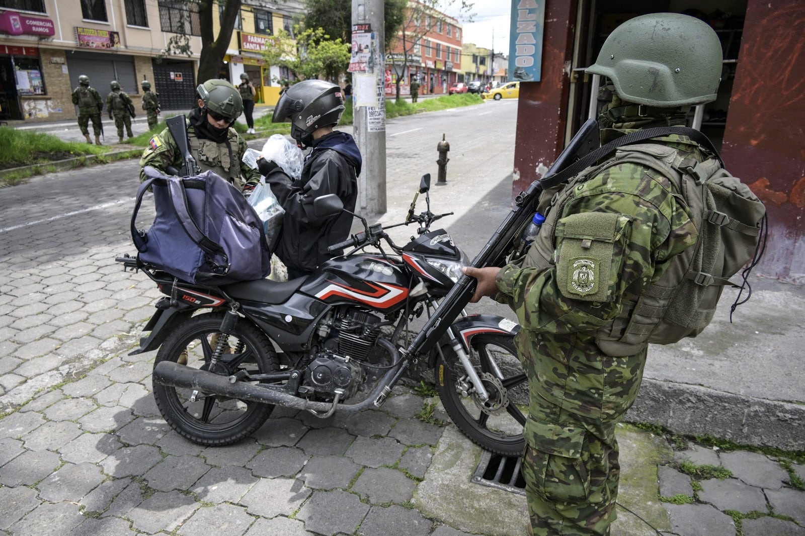 Requisan en Quito a un motociclista en el marco delestado de emergencia.