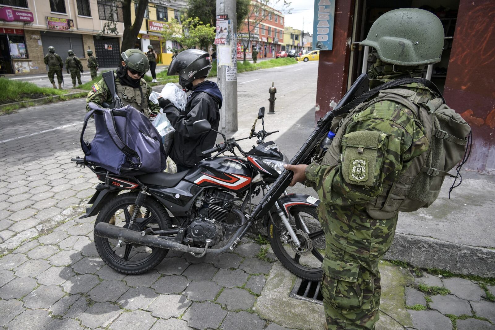 Requisan en Quito a un motociclista en el marco delestado de emergencia.