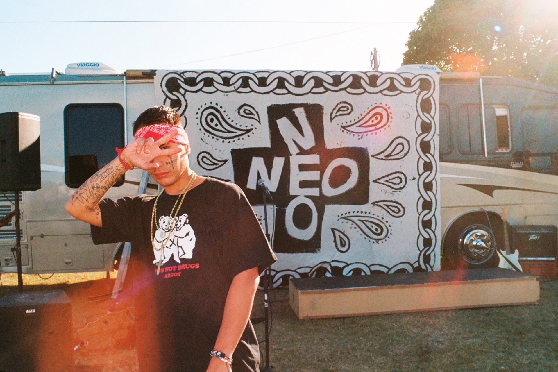 Neo sacó tema nuevo con clip (Tiki, donde jangea en Mar del Plata en plan alucinado) más dos documentalitos para anticipar su nuevo disco