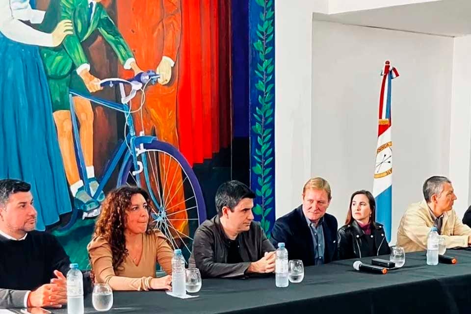 Cornaglia junto a la nueva conducción partidaria.