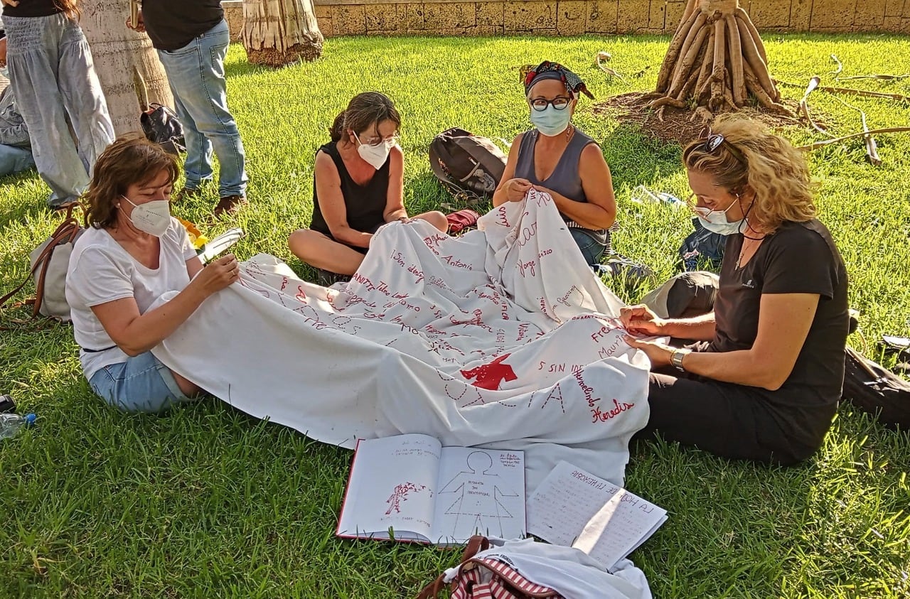 Pañuelo bordado, bandera bordada... la lucha es la misma. 