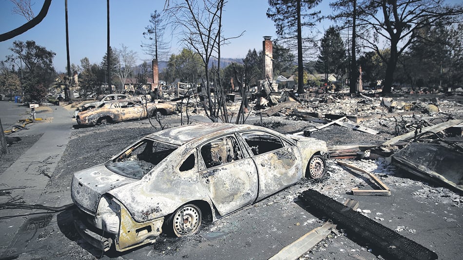Autos calcinados en Tubbs, condado de Napa, uno de los focos más virulentos y preocupantes.