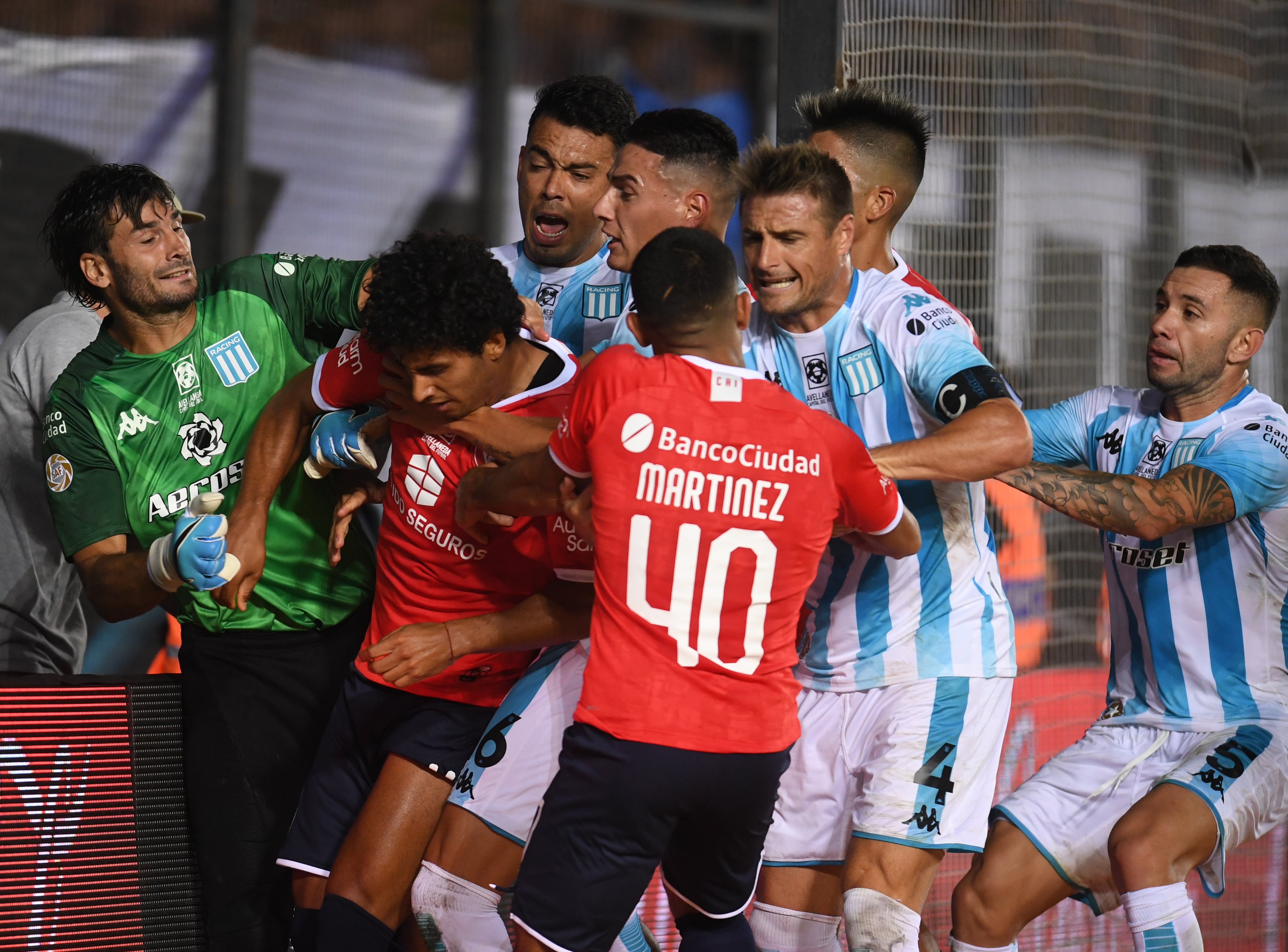 Domínguez, en el tole tole que terminaría en su expulsión. Fue la compra más cara de la historia del Rojo.