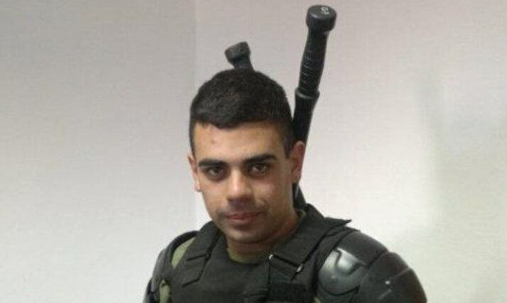 El oficial en una foto subida a FB, vestido para reprimir.