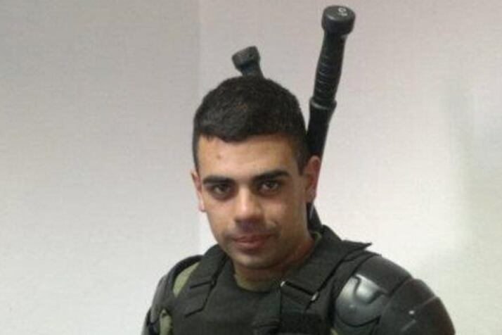 El oficial en una foto subida a FB, vestido para reprimir.