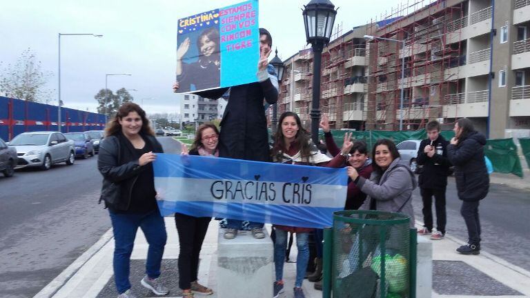 Delante de los módulos inaugurados, agradecen a CFK.