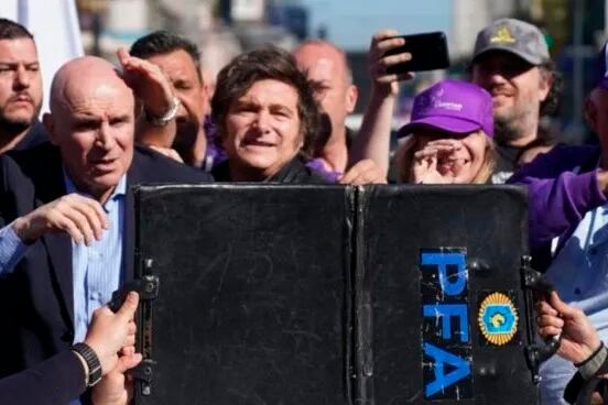 Javier Milei tuvo y accidentado paso por el conurbano.