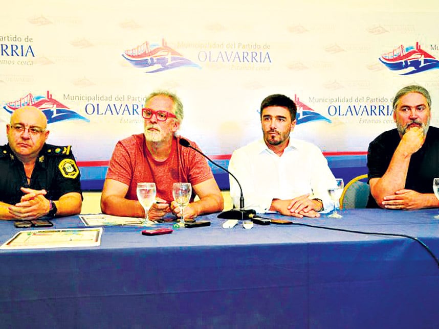 Los hermanos Matías y Marcos Peuscovich, dueños de la productora En Vivo SA, junto al intendente Ezequiel Galli.