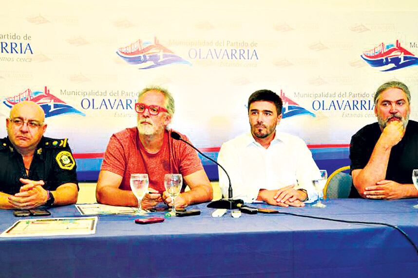 Los hermanos Matías y Marcos Peuscovich, dueños de la productora En Vivo SA, junto al intendente Ezequiel Galli.