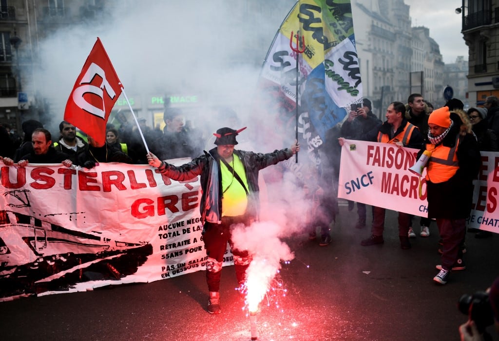 Manifestantes se congregan en París durante la protesta contra la reforma previsional.