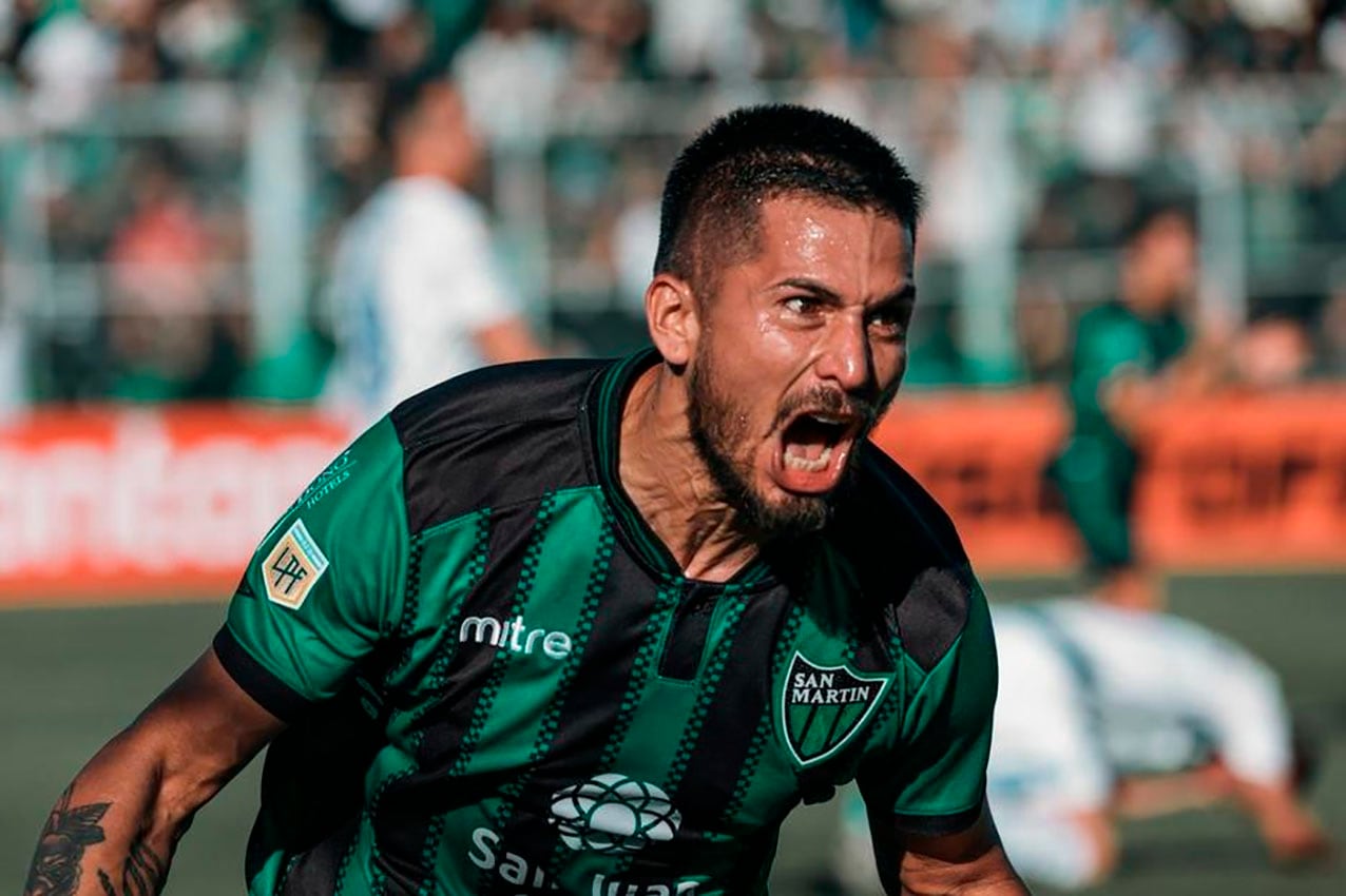 Toloza festeja el gol que convirtió en el clásico