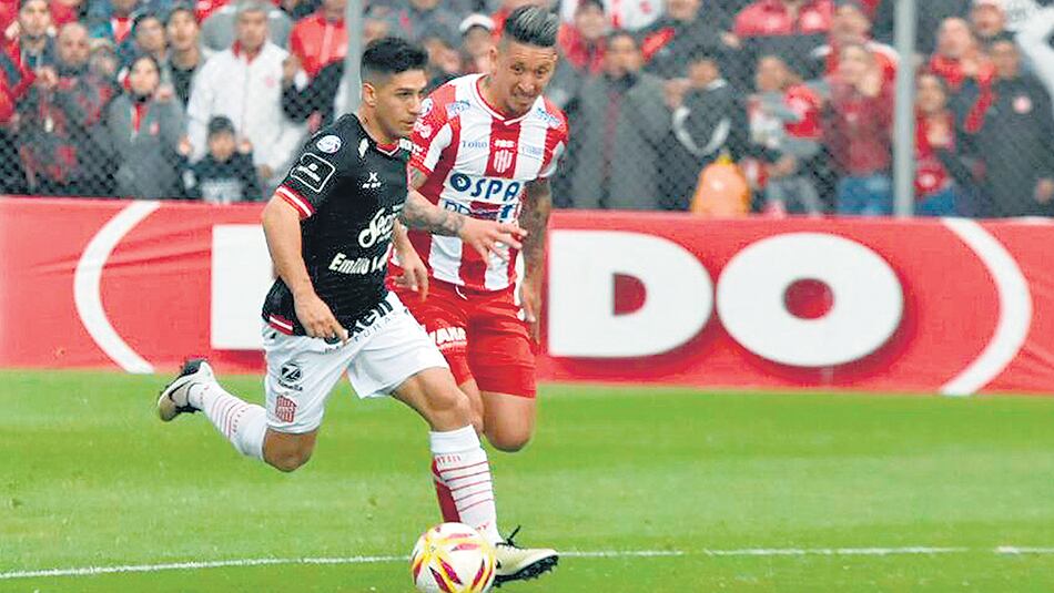 Martínez no puede bloquear a Costa, que pondrá el 1-0 parcial.