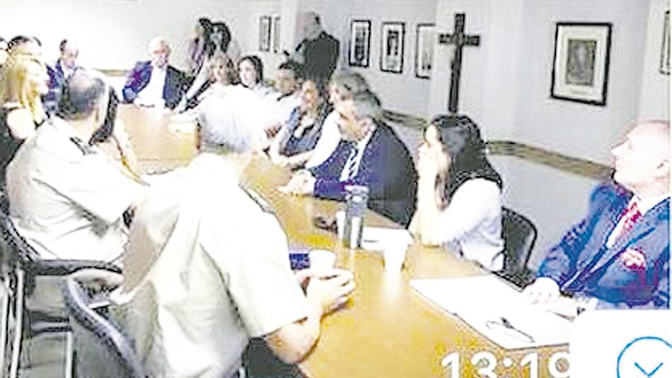 La foto publicada el domingo por PáginaI12 muestra a D’Alessio en una supuesta reunión en el Ministerio de Seguridad.