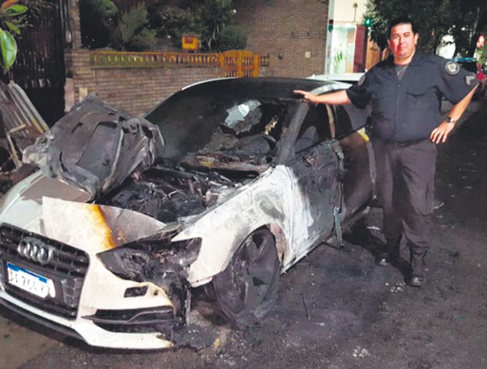 Así quedó el auto tras el incendio, que habría sido intencional.