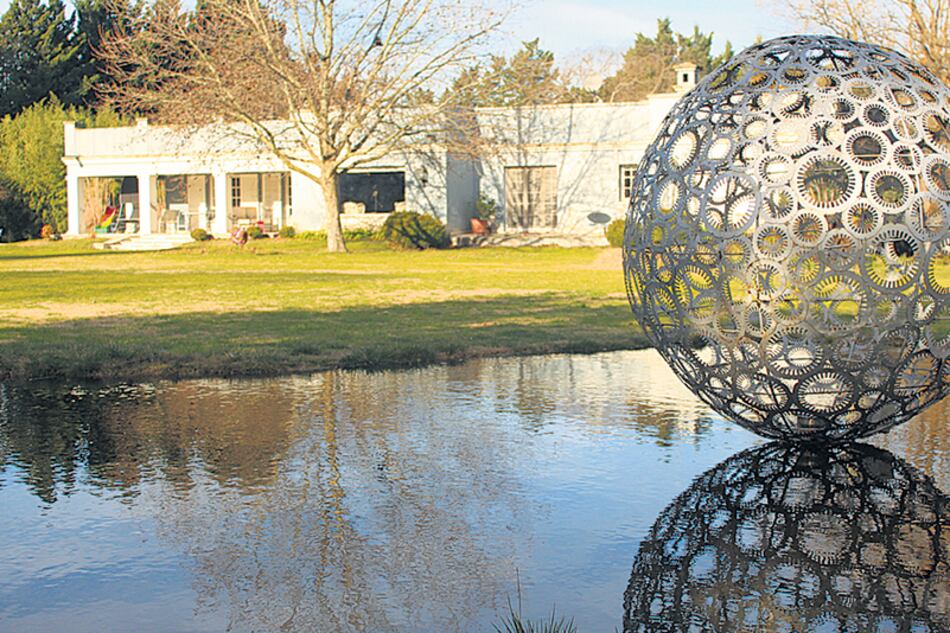 La esfera de Mary Irigoyen, que encuentra en los metales la materia prima de sus obras.