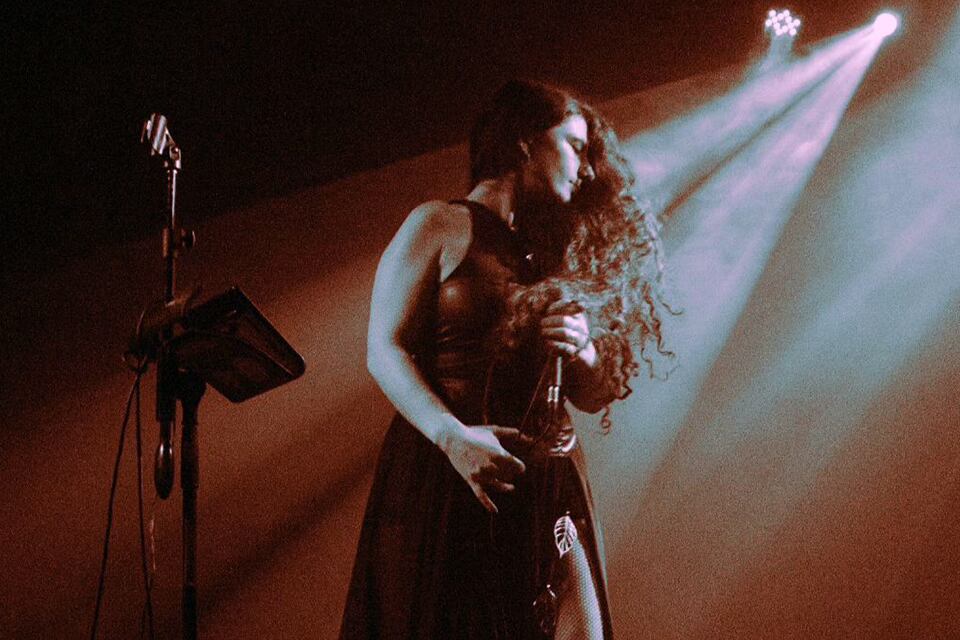 Sasa Fontana hace voz y letras.