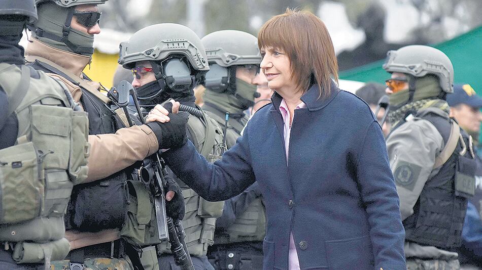 La ministra Patricia Bullrich y la Gendarmería ahora les apuntan a los amigos de Santiago Maldonado.