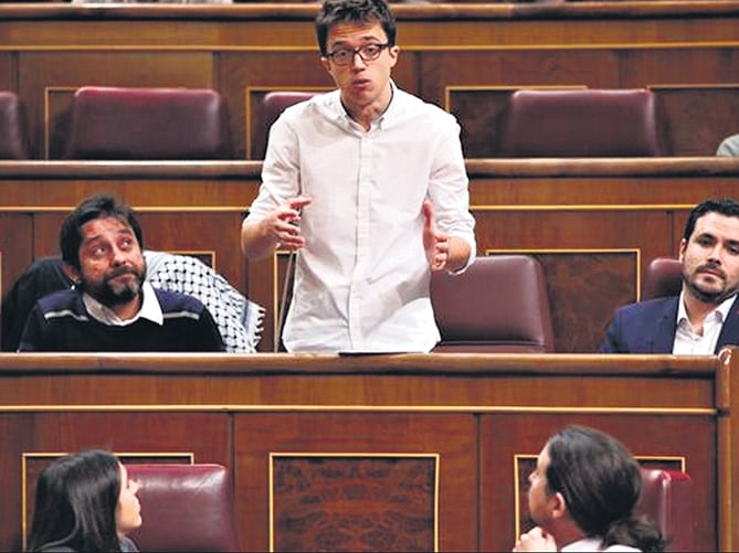 El diputado y secretario de Podemos, Iñigo Errejón, fue quien se encargó de hablar en el recinto.