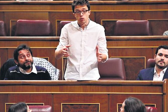 El diputado y secretario de Podemos, Iñigo Errejón, fue quien se encargó de hablar en el recinto.