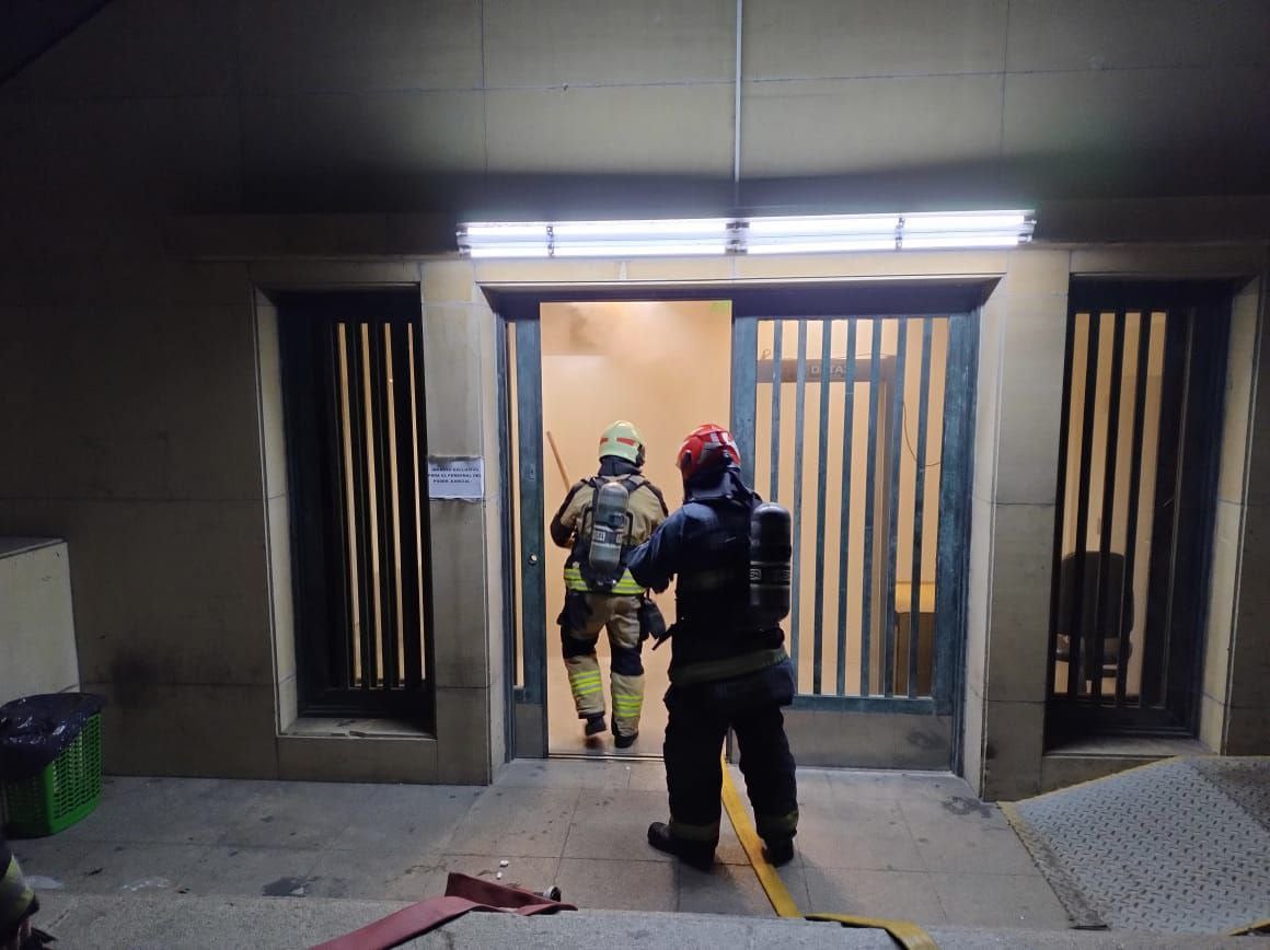 El incendio en el subsuelo de Comodoro Py comenzó la madrugada de este domingo. Foto: @EmergenciasBA