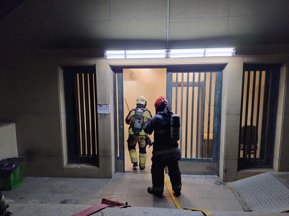 El incendio en el subsuelo de Comodoro Py comenzó la madrugada de este domingo. Foto: @EmergenciasBA