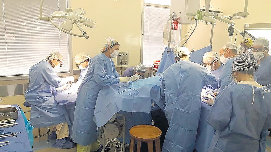 De la cirugía participaron médicos de franco y algunos que no son del Gutiérrez.