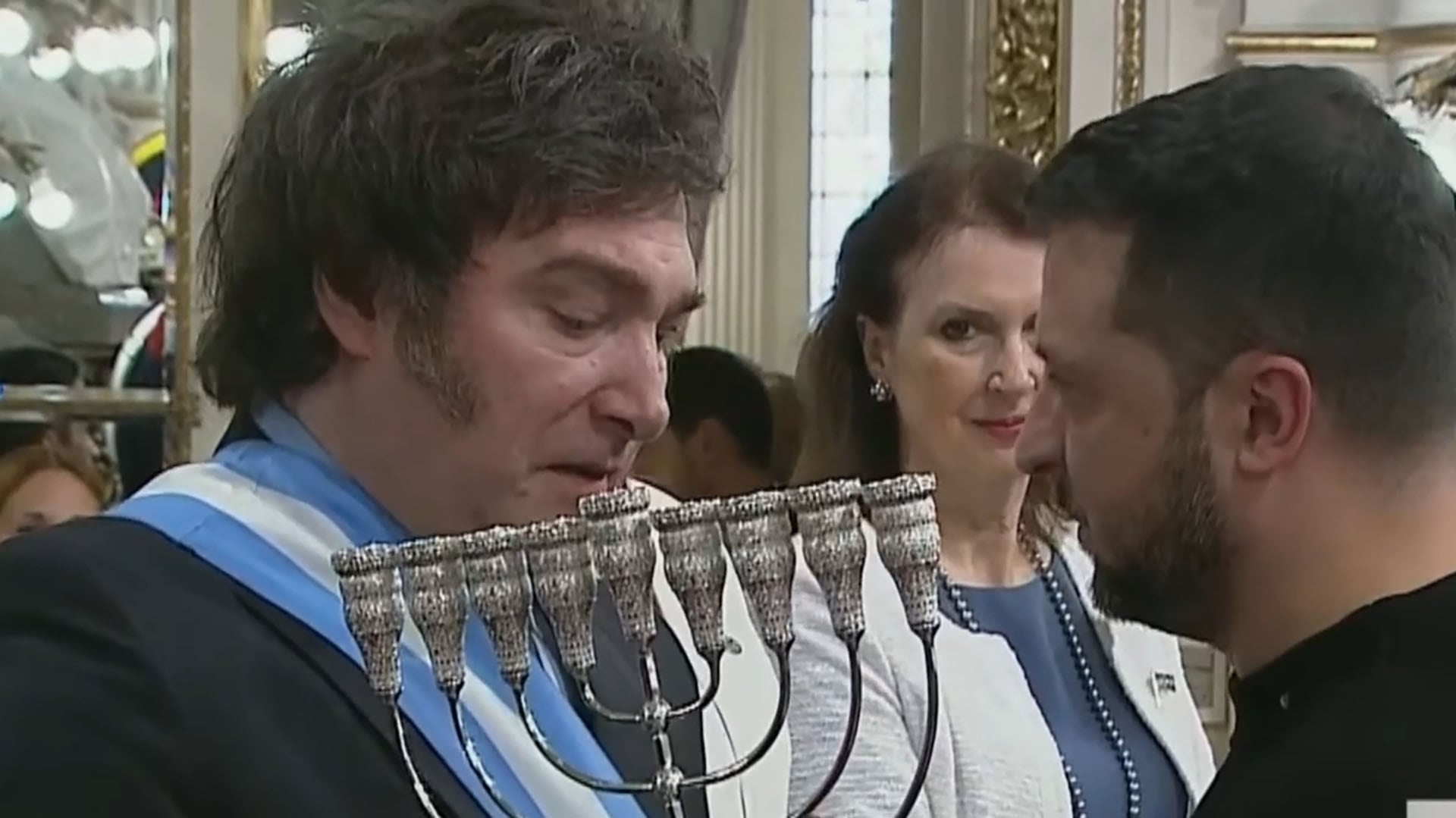 El día de la asunción Milei le regaló a Zelenski una menorá de Janucá.