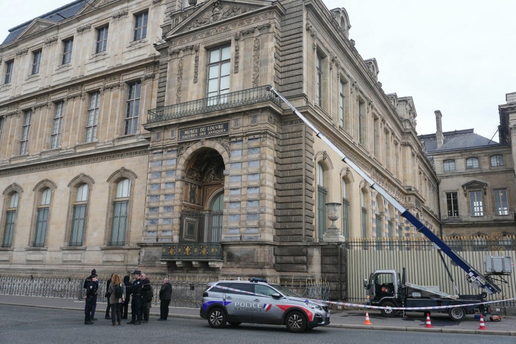 Robo al Museo del Louvre: difunden un video del escape de los ladrones con las joyas