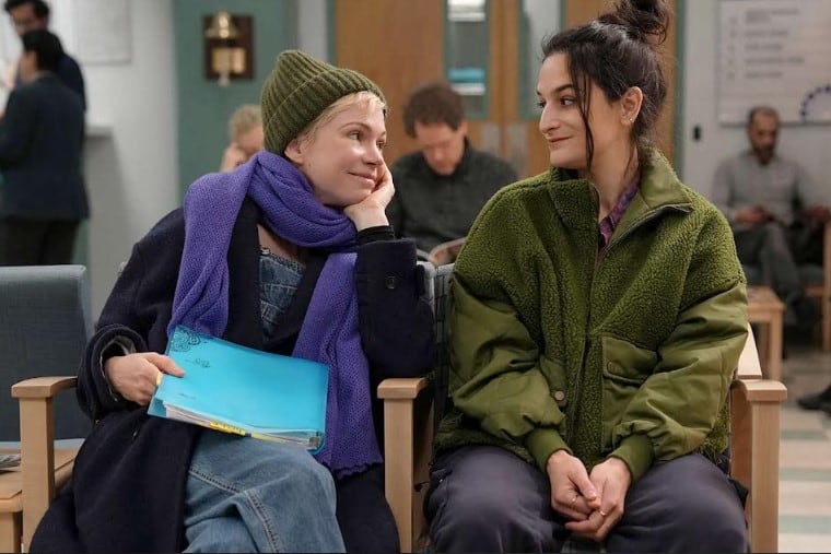 Michelle Williams y Jenny Slate, las amigas de "Morir de placer", que se puede ver en Disney+.