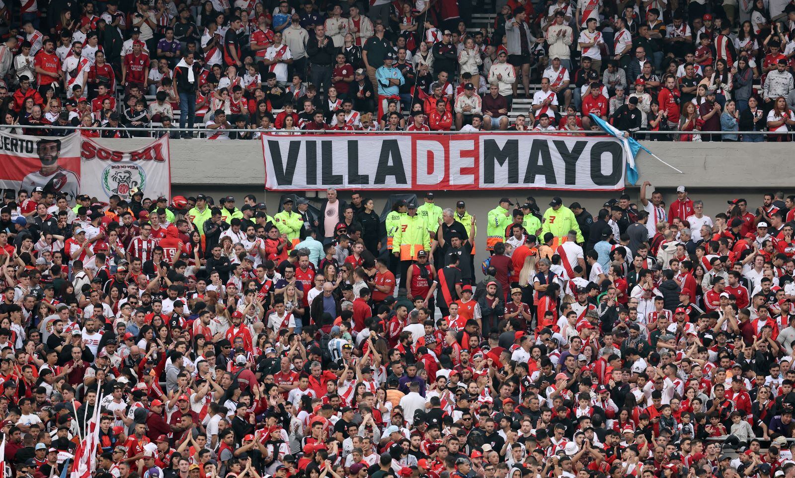 En ese sector de la tribuna Sívori se cayó el hincha y murió en el acto (Foto: AFP).