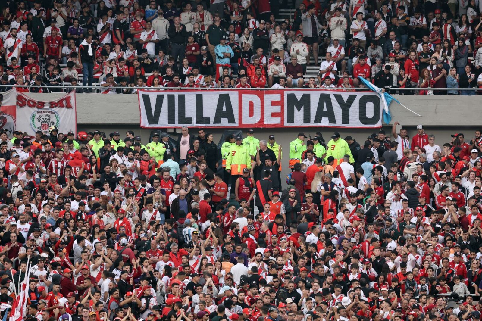 En ese sector de la tribuna Sívori se cayó el hincha y murió en el acto (Foto: AFP).