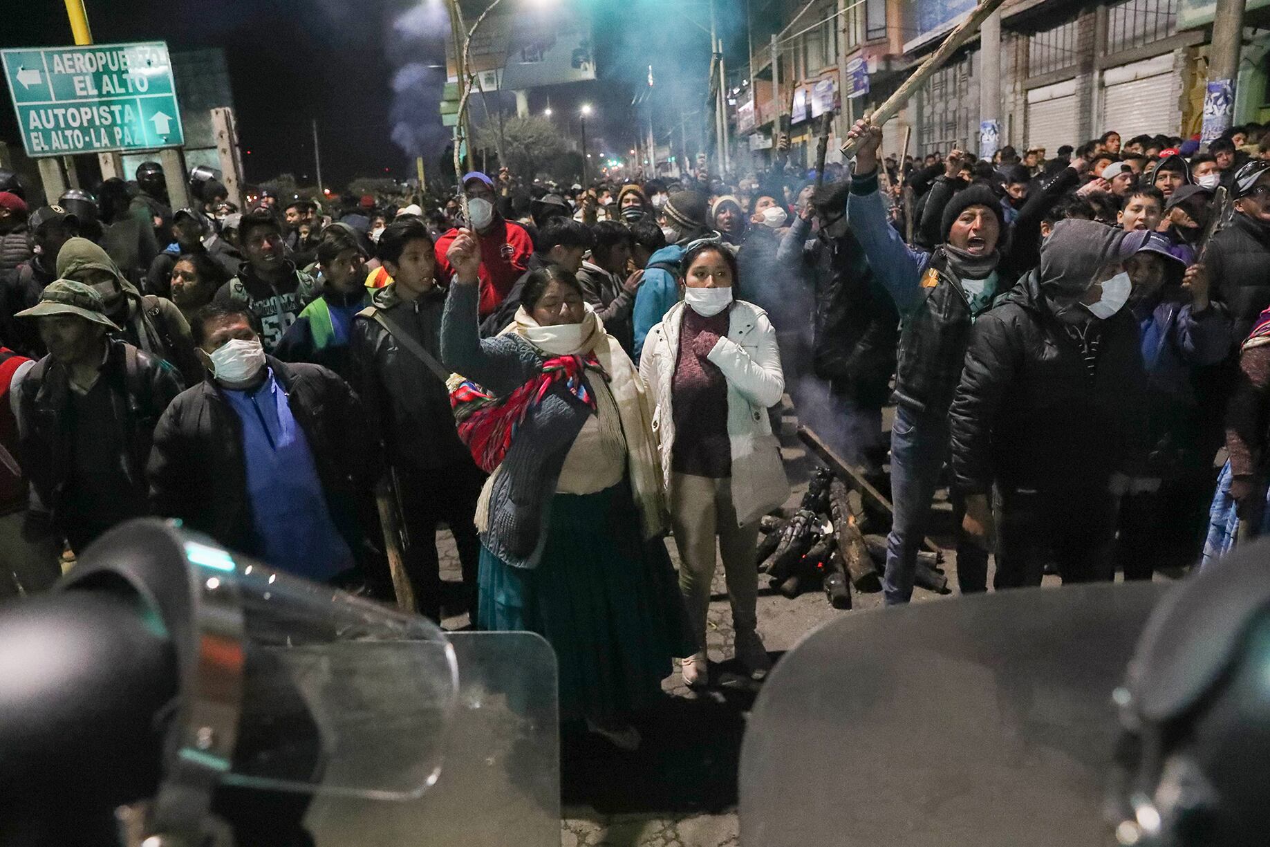 Simpatizantes de Evo Morales rechazaron la llegada del opositor Camacho.