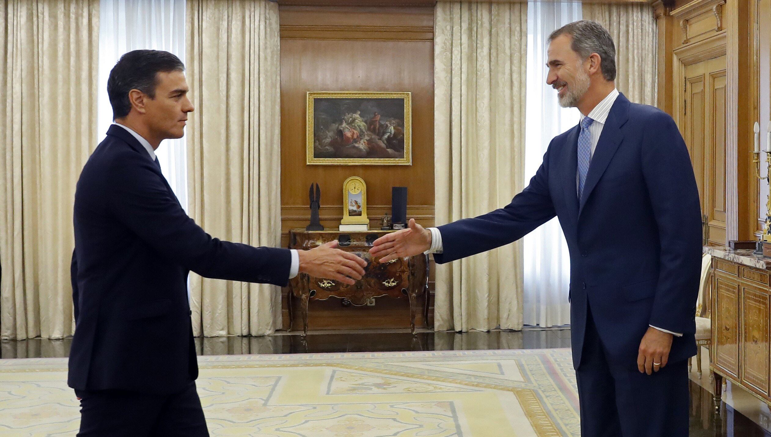 Pedro Sánchez saluda al rey Felipe VI.