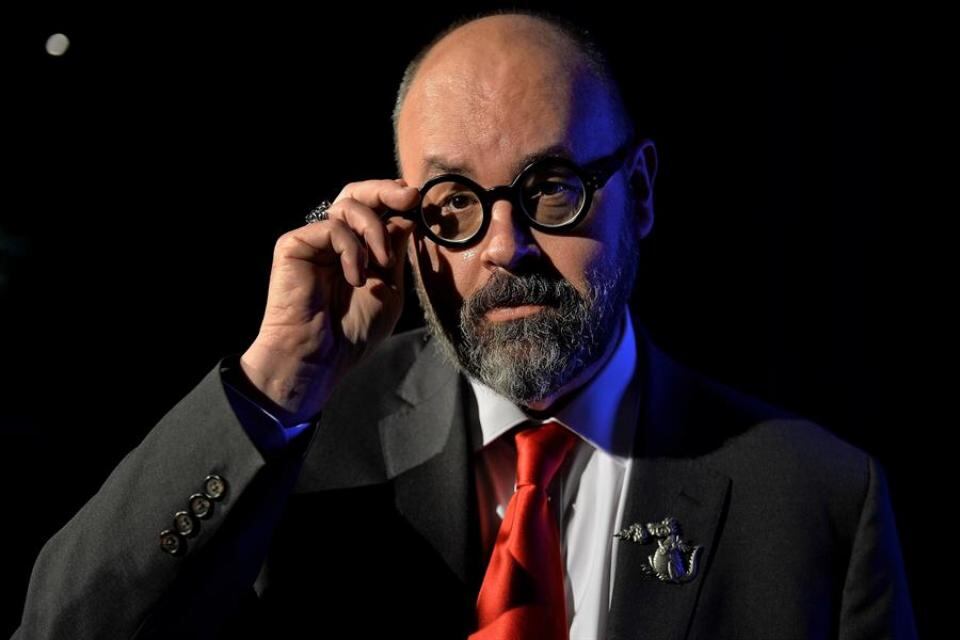 En 2020 un cáncer acaba con la vida del escritor español Carlos Ruiz Zafón. Tenía 55 años y se había convertido en el autor en español más leído después de Cervantes. 