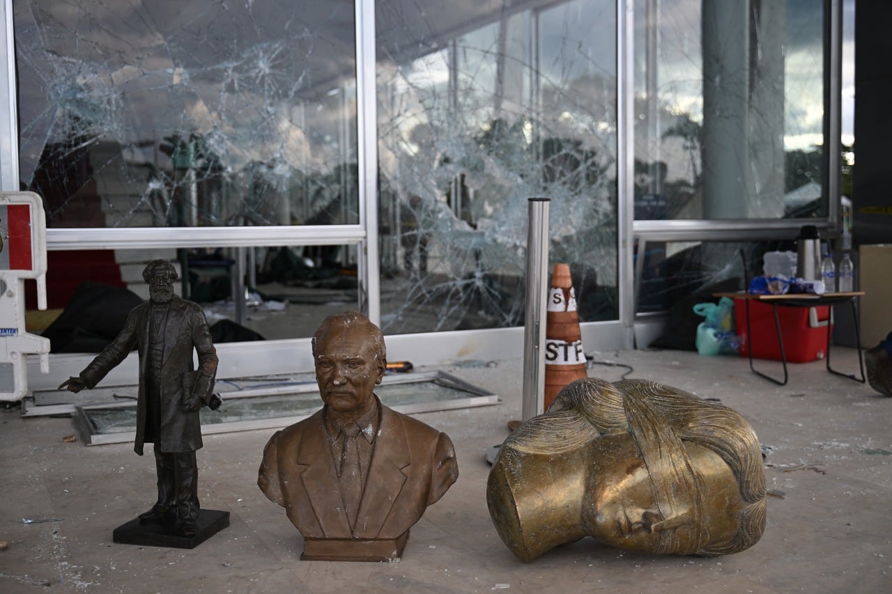 Daño a busto y estatuas en el edificio de la corte suprema en Brasilia.