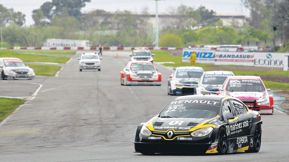 El auto de Spataro y Ledesma aprovechó al máximo la lluvia para adjudicarse el triunfo.