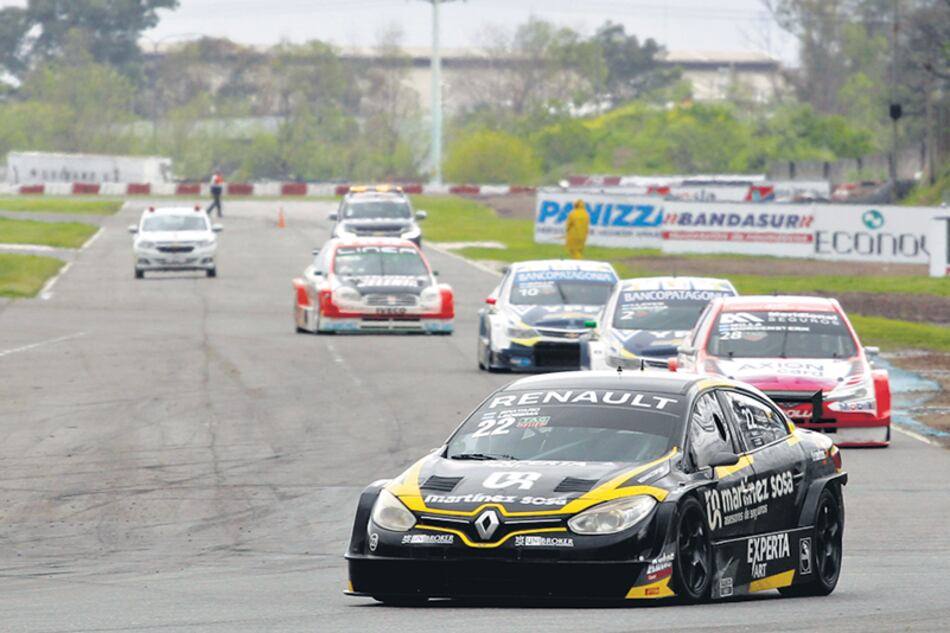 El auto de Spataro y Ledesma aprovechó al máximo la lluvia para adjudicarse el triunfo.