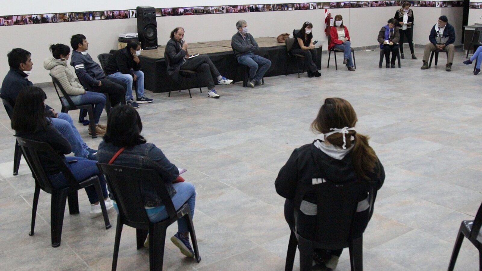 Representantes de organizaciones sociales en la reunión 