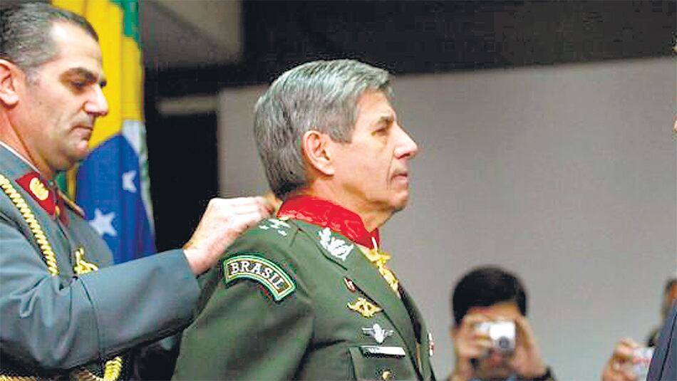 El general retirado Augusto Heleno Ribeiro irá a la cartera de Defensa.