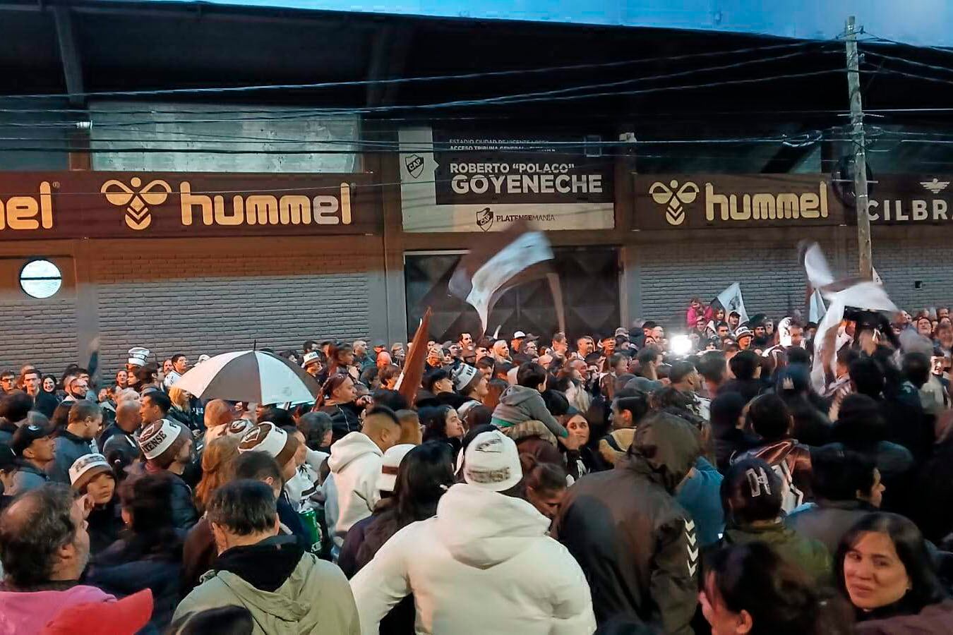 Los hinchas del campeón sobre la calle Zufriategui