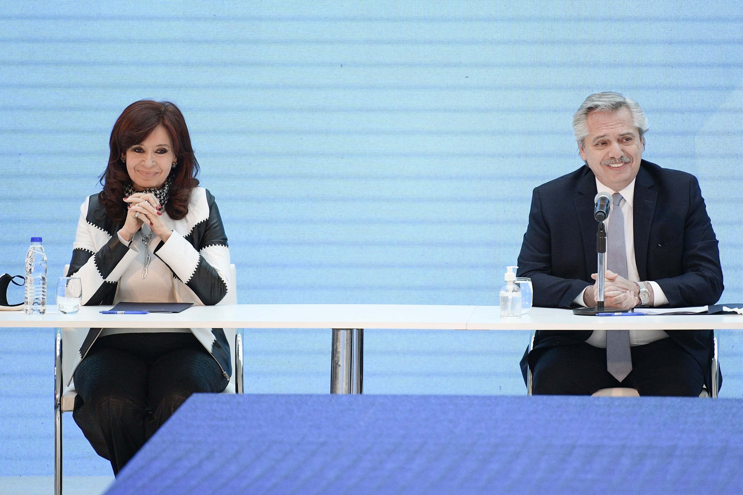 La vicepresidenta Cristina Fernández de Kirchner y el presidente Alberto Fernández. Los gestos y acciones políticas luego de la renuncia de Guzmán pareciera que han bajado los decibeles de la crisis interna.