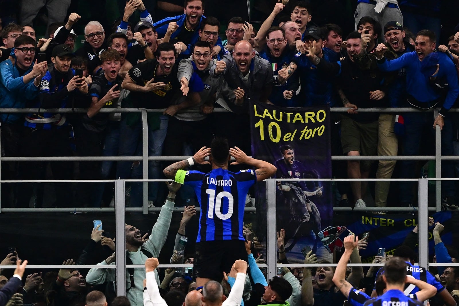 El Toro Lautaro Martínez festeja con los hinchas su gol frente al Milan.