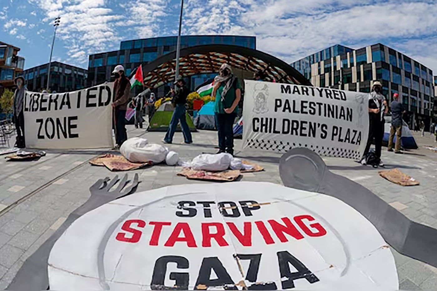 "Plaza de los niños palestinos martirizados" y Paren la hambruna en Gaza", entre las consignas. 