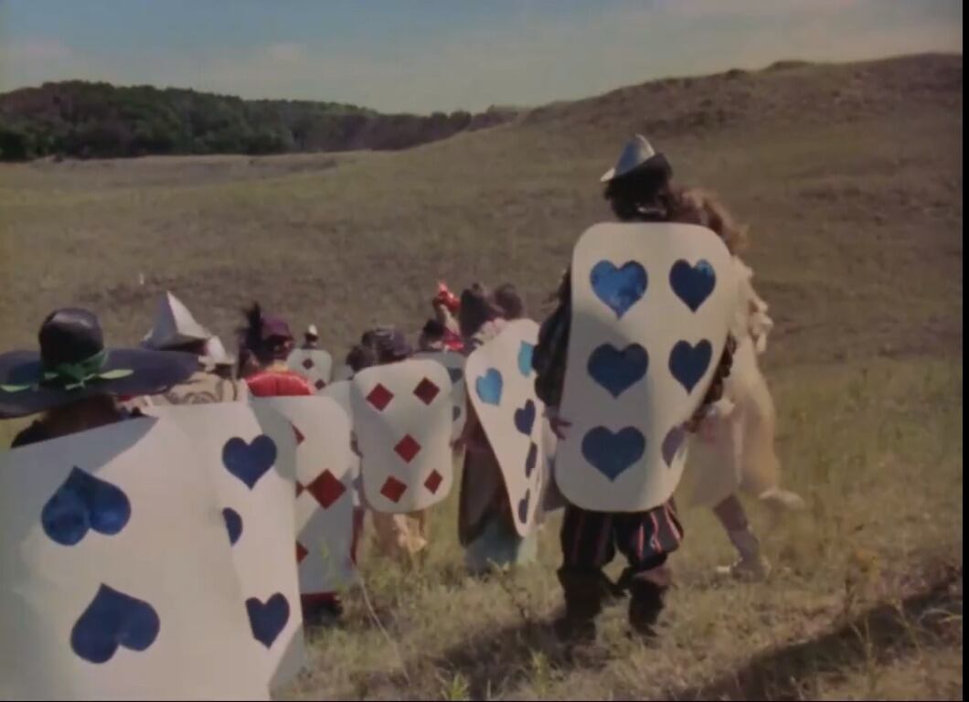 Alicia y los soldados de la Reina, perdidos en las pampas bonaerenses.
