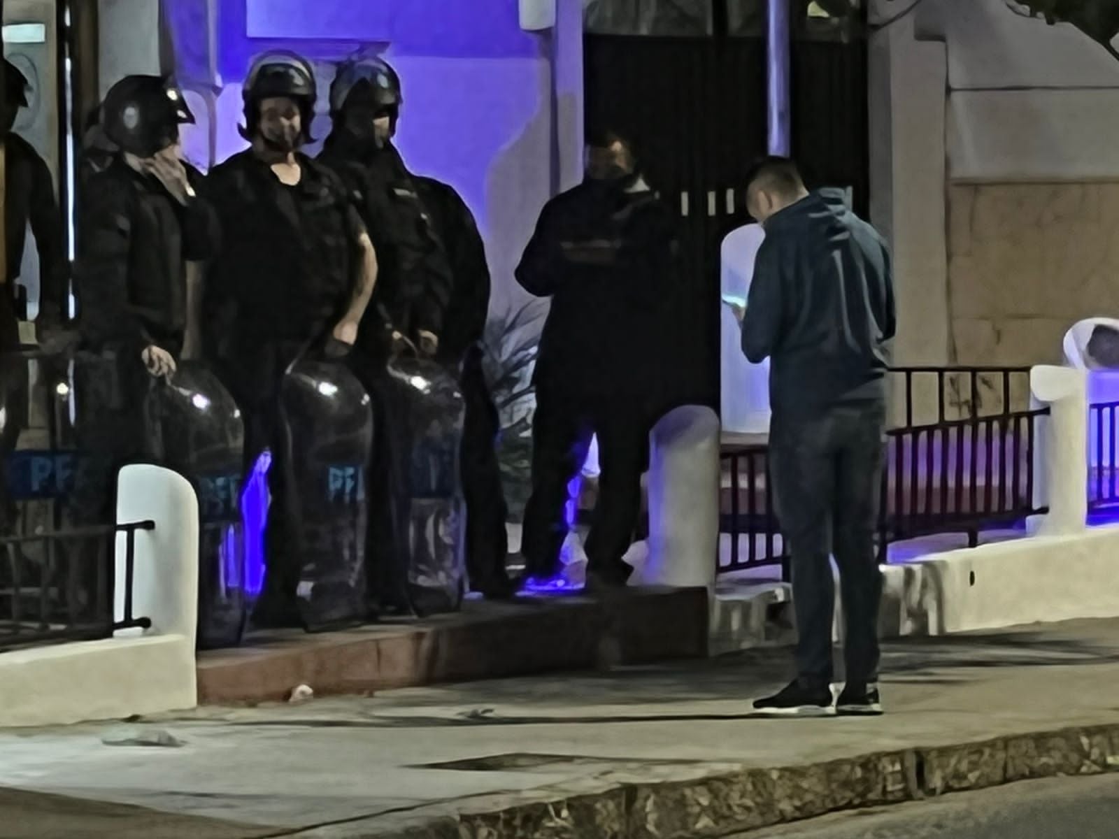 El operativo de traslado de Edgar Bacchiani desde la Policía Federal hasta Córdoba. 