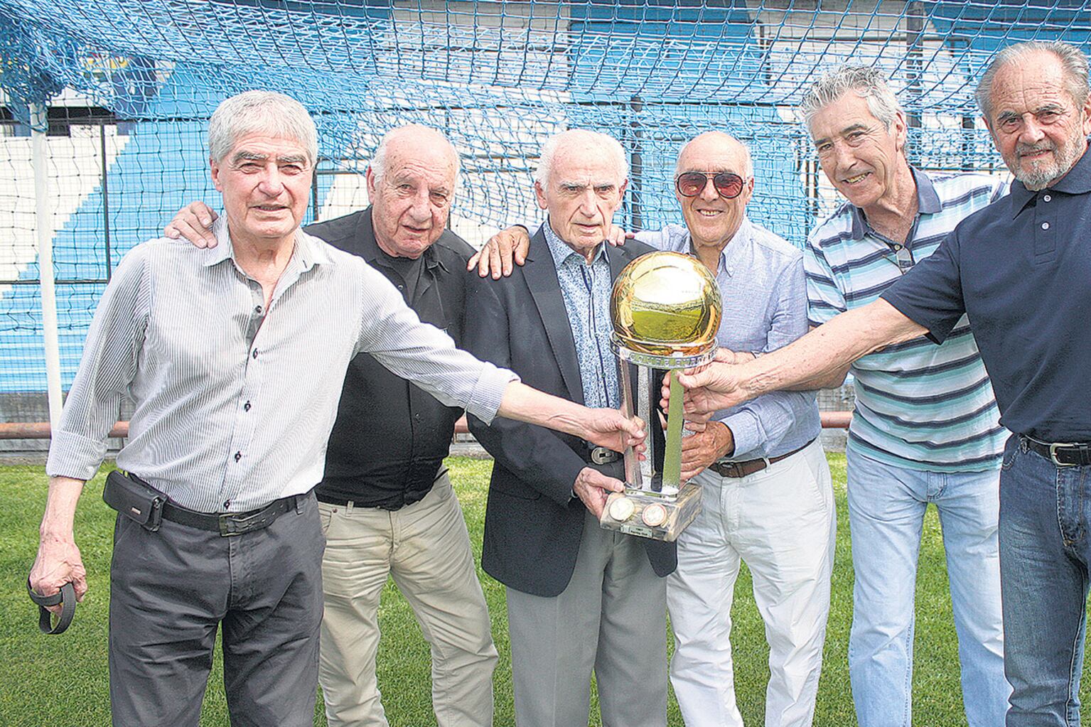 Cárdenas, Maschio, Pizzuti, Rulli, Díaz y Parenti muestran con orgullo la Copa Intercontinental.