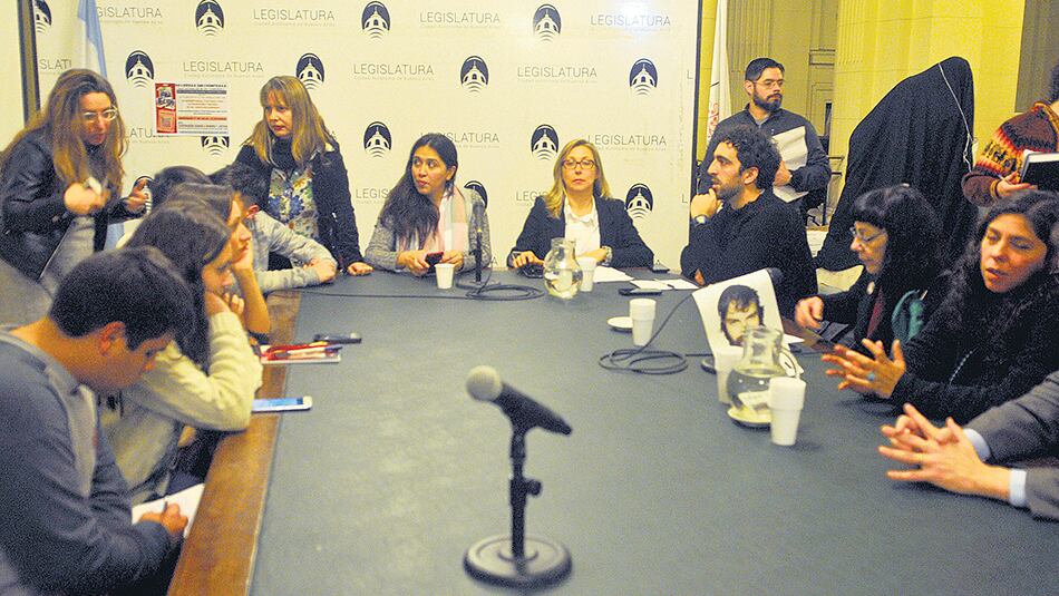 Myriam Bregman (der.) y Victoria Montenegro (izq.) en la reunión con los estudiantes.