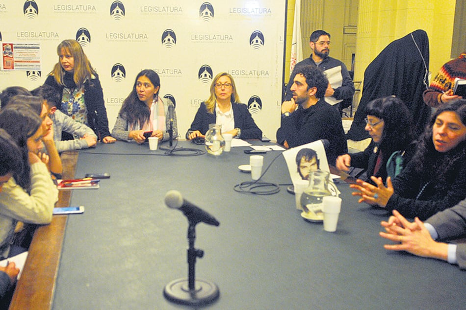 Myriam Bregman (der.) y Victoria Montenegro (izq.) en la reunión con los estudiantes.