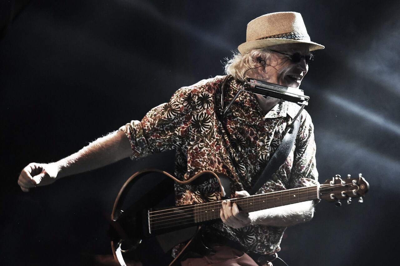 Cuentos cantados es el 19° disco solista de Miguel Cantilo.